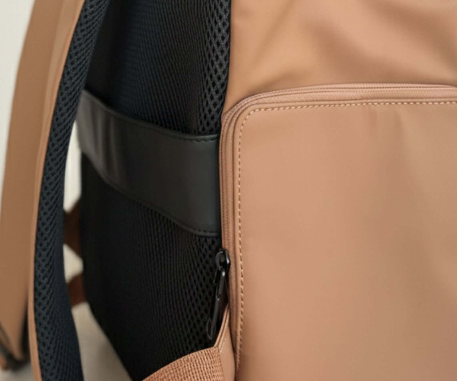 Zoom on Sahari and brown Backpack