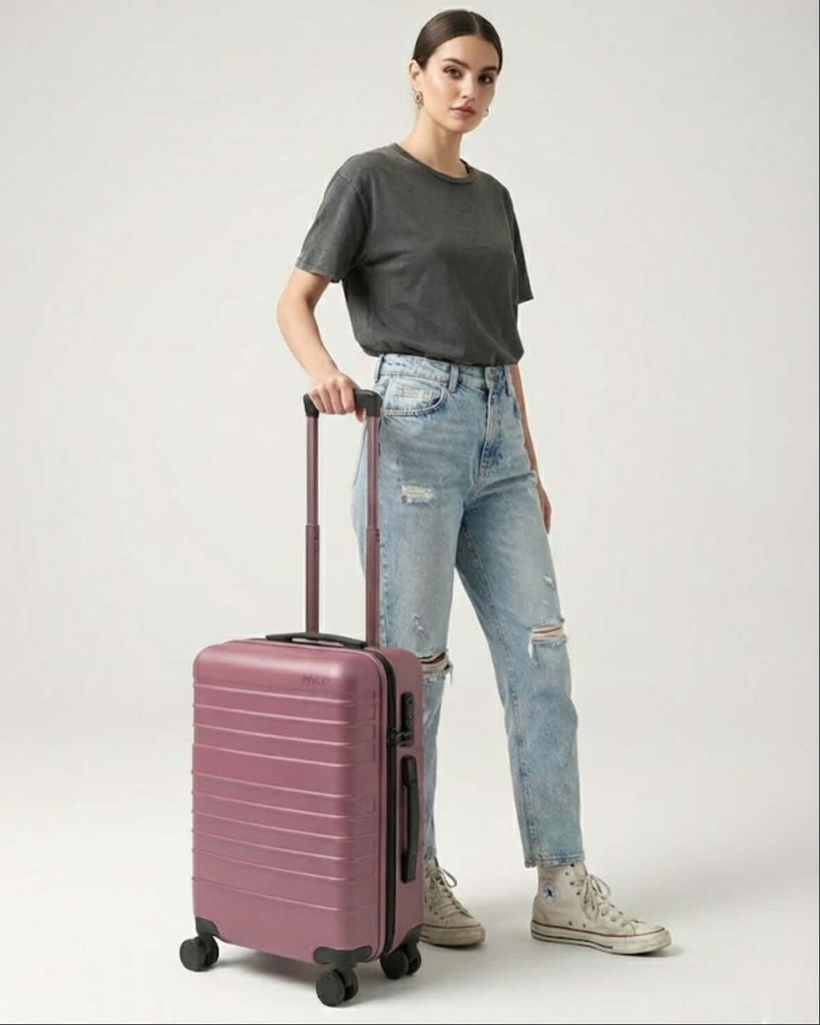 Women is holding féline and rose carry-on