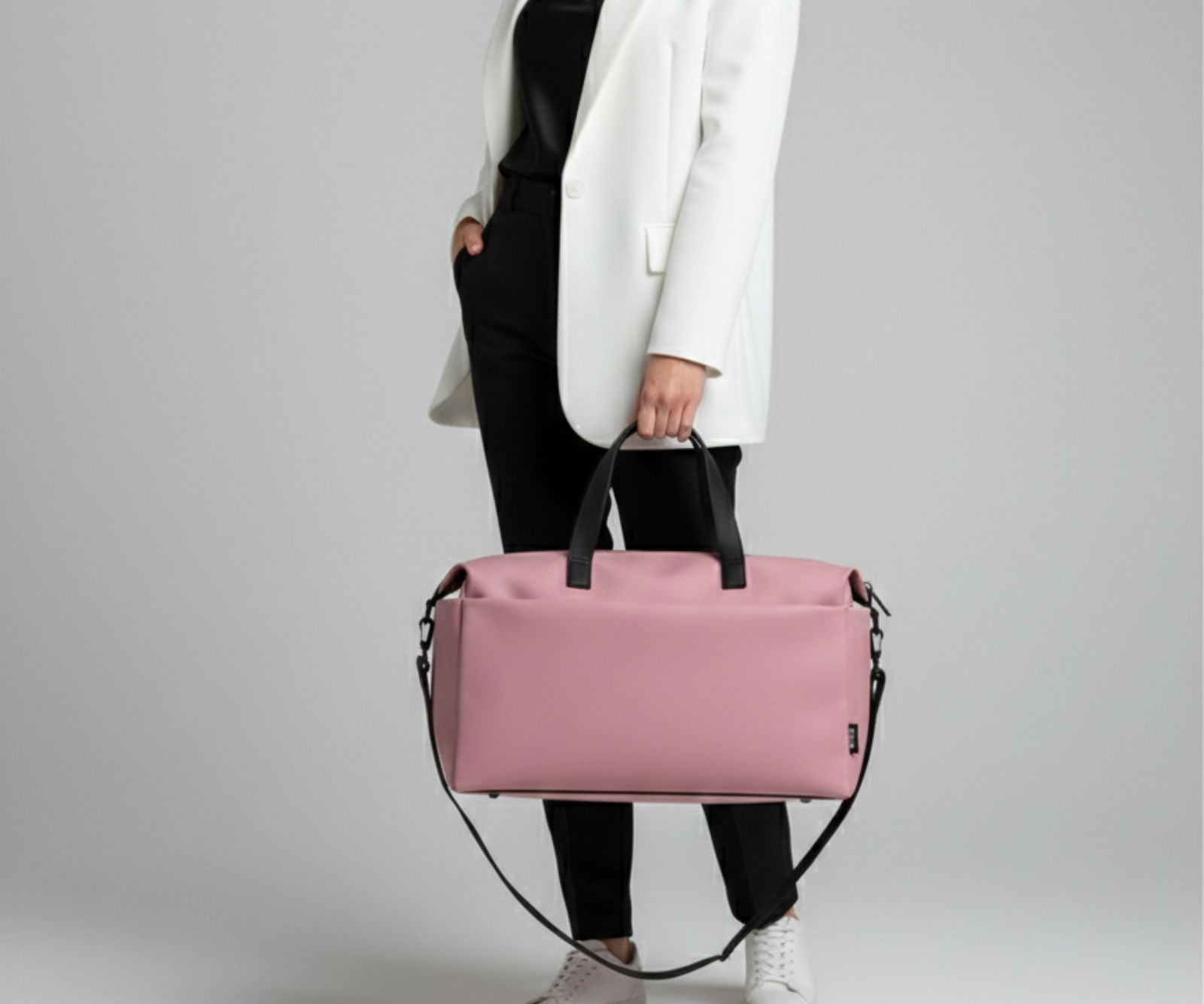 A person is holding Feline and rose Weekender 